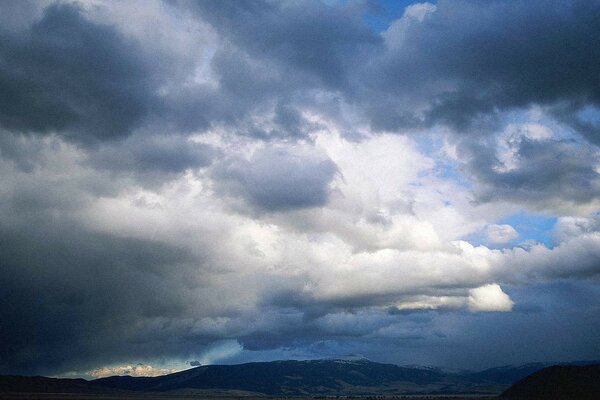 Dunkle Wolken schlossen den blauen Himmel