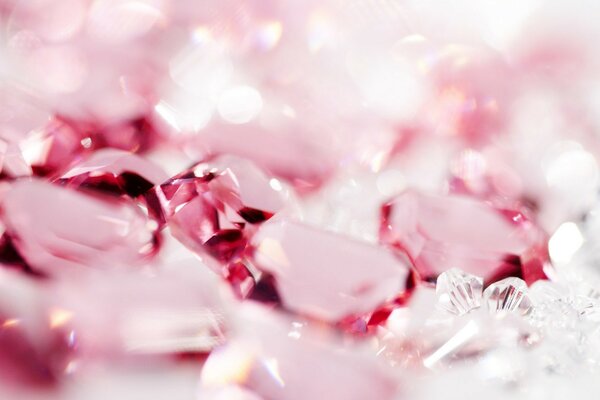 Różowe szklane kamienie z rozmyciem
