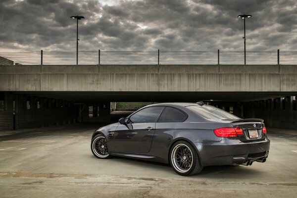 Grigio BMW M3 vista posteriore nel parcheggio