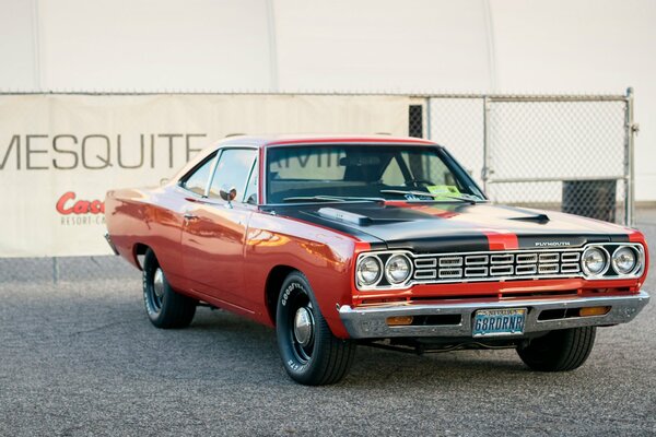 Nero rosso Plymouth del 1968 in tutto il suo splendore