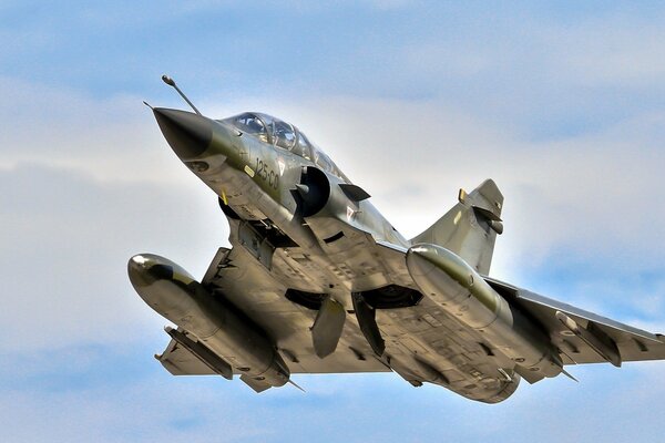 Avion de combat sur fond de ciel paisible