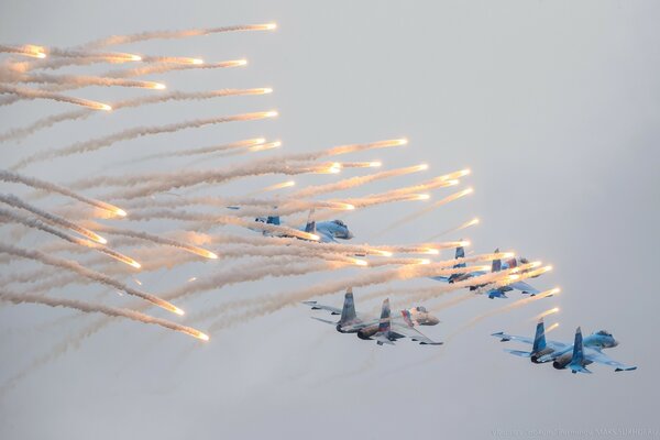 I combattenti russi volano attraverso i cieli limpidi