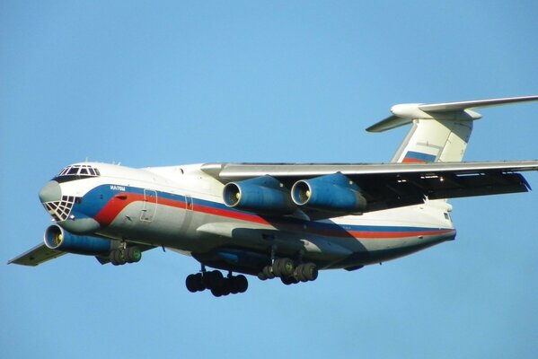 Ein Frachtflugzeug in russischer Färbung ist außergebunden