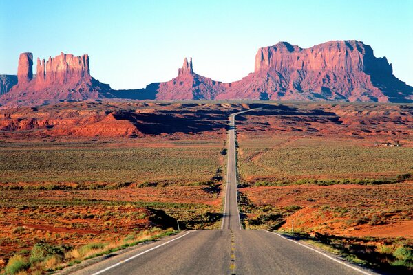 Une route qui traverse tous les paysages de la nature