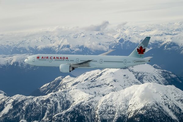 Somalet air canada leit sobre montañas cubiertas de nieve