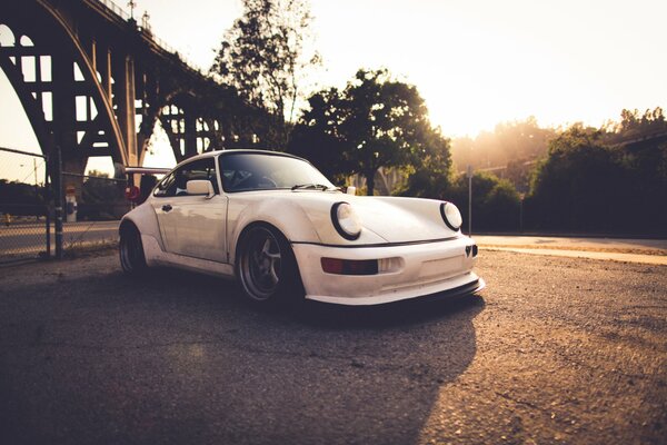 Weißer Porsche bei Sonnenuntergang