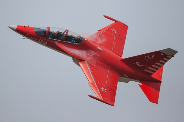 Ein roter Kampfjet hat seinen ersten Flug gemacht