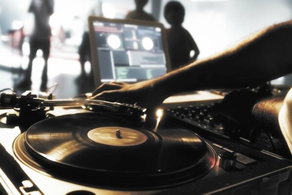 Un DJ fait de la musique sur un disque sur une platine