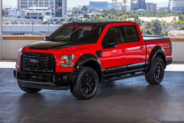 Tuning Ford pick-up avec noir rouge corps