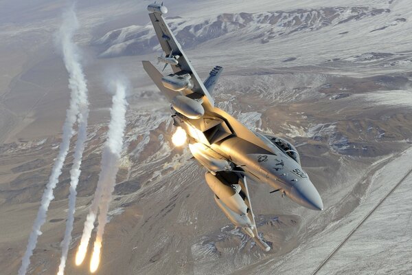 Истребитель f -18 запускает ракет