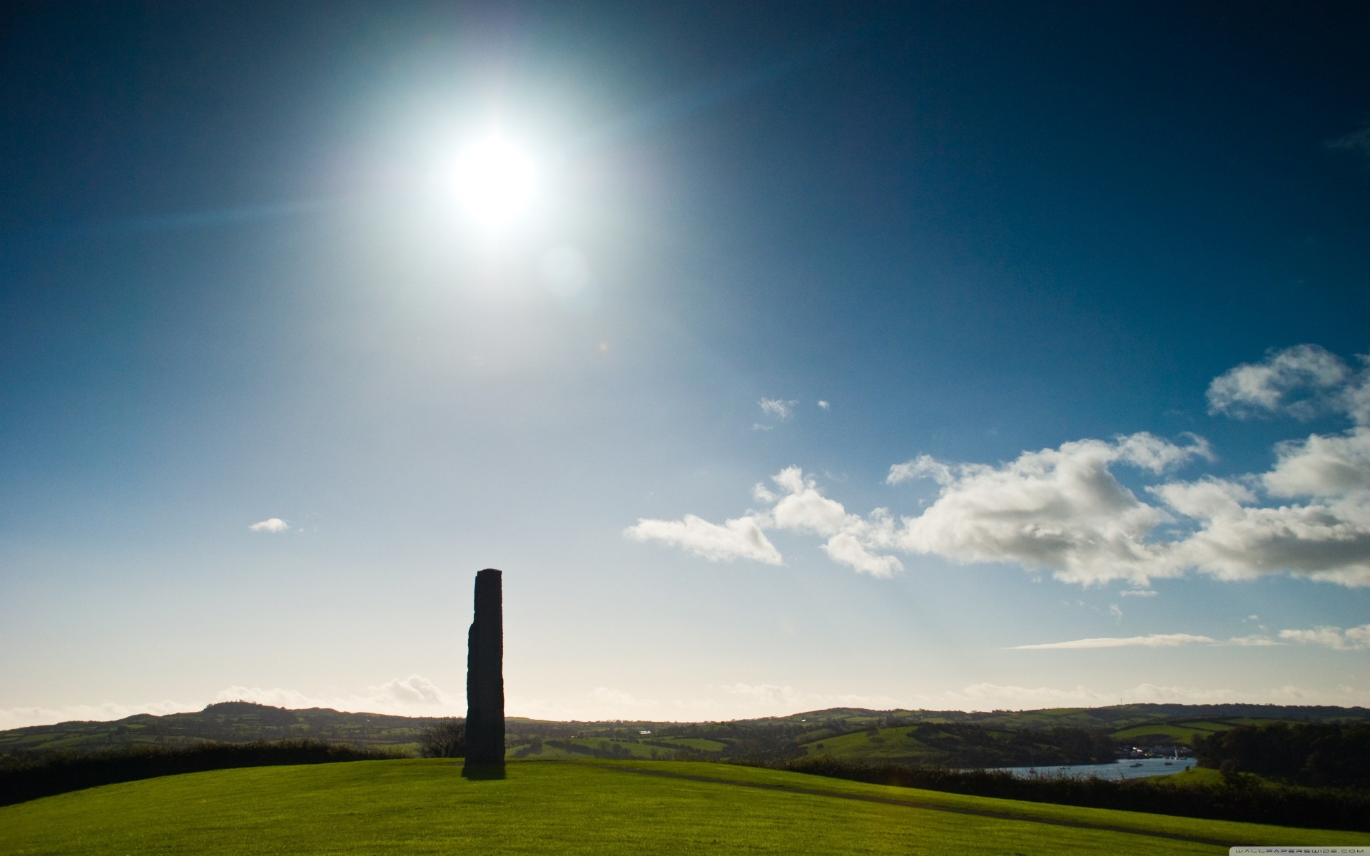 hügel wolken felsen im sommer natur nordirland megalith