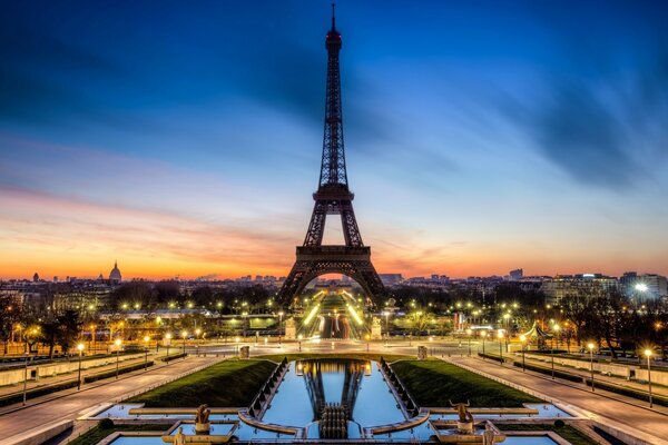 La mundialmente famosa torre Eiffel en París