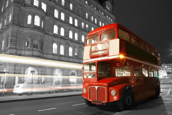 Bus rouge sur la route de la ville noire et blanche de l Angleterre