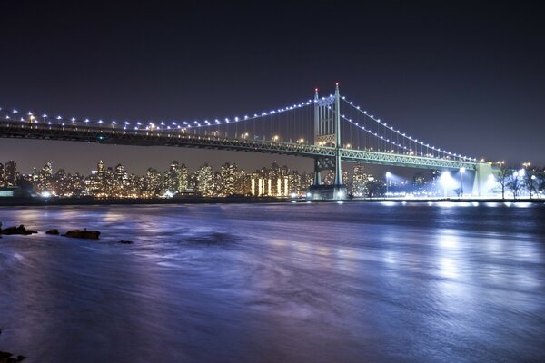 Pont à New York dans la nuit