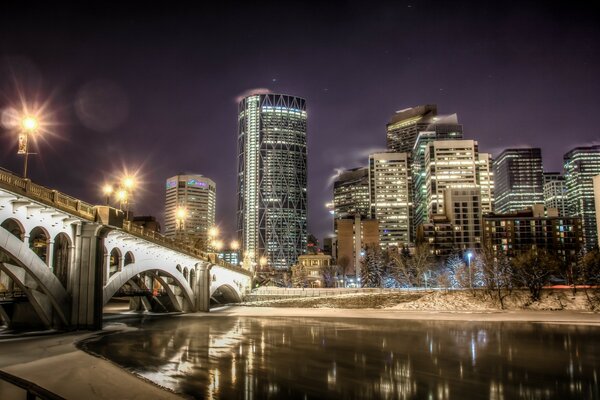 Eine Brücke. die Stadt. Nachtbeleuchtung