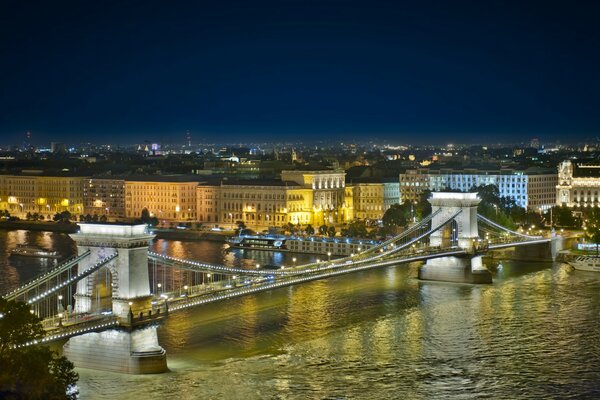 Most na rzece w wieczornym Budapeszcie