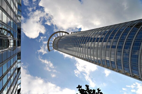 Alto edificio aspirato verso il cielo