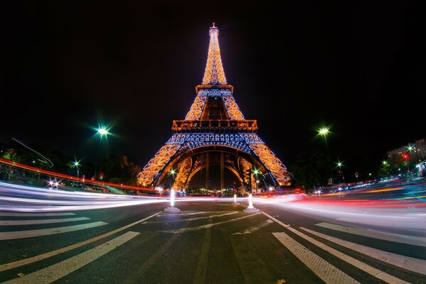 Wieża Eiffla w Paryżu wieczorem