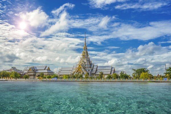 Ein Tempel an der Strandpromenade in Thailand. Landschaft