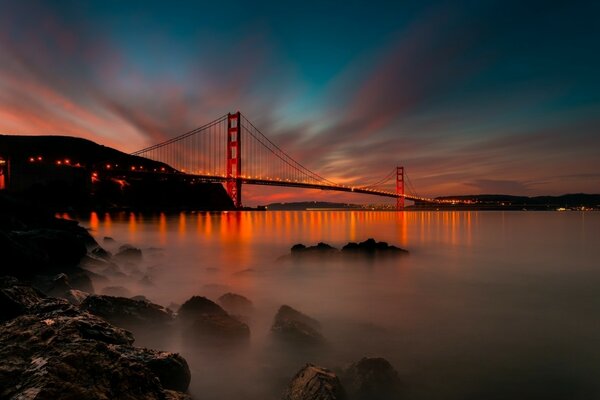 Мост золотые ворота в Сан-Франциско в вечернее время