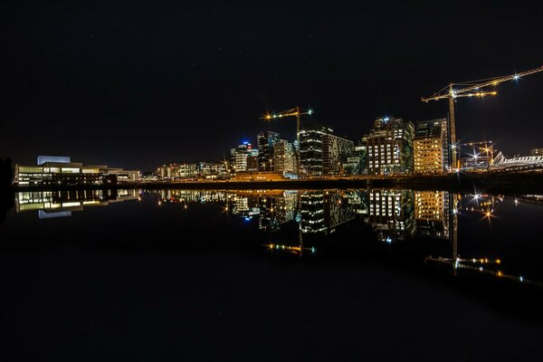 Ville de nuit et rivière reflétant les lumières