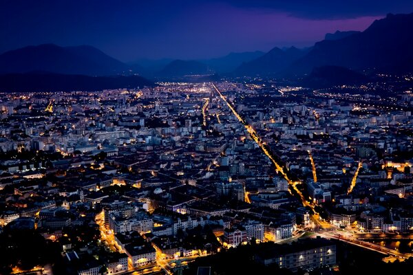 Paysage avec vue sur la ville française de nuit