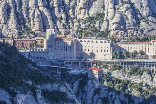 Monasterio de Montserrat entre las rocas en catolonia