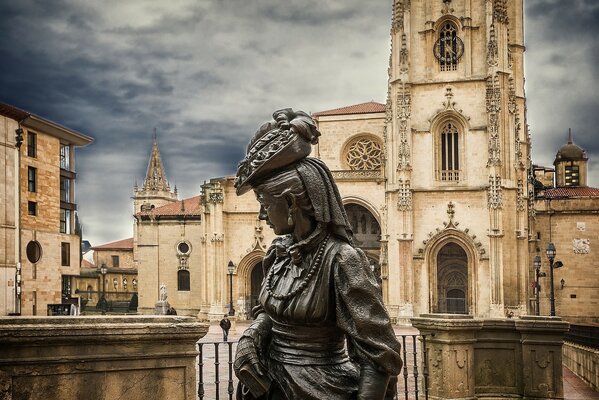 Skulptur von Asturien auf einem Platz in Spanien