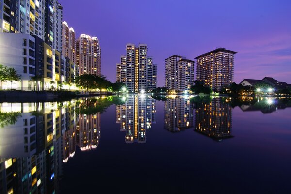 Ciudad nocturna junto al agua