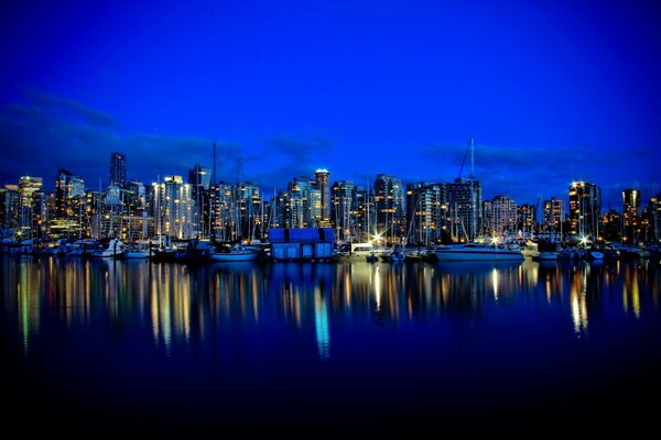 Ville de nuit réflexion maisons