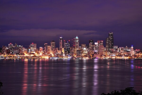 Nächtliches Seattle. Blick vom Fluss