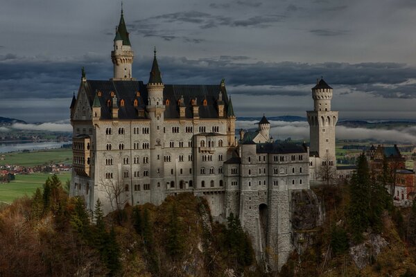 Schloss Neuschwanstein in Deutschland vor dem Hintergrund der Felsen