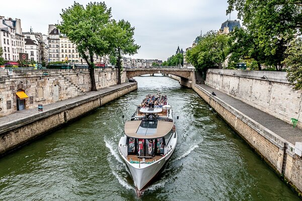 Река Сена . Париж . Франция