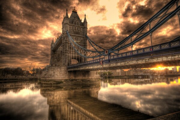 Vue du côté de la rivière sur le pont principal de l Angleterre