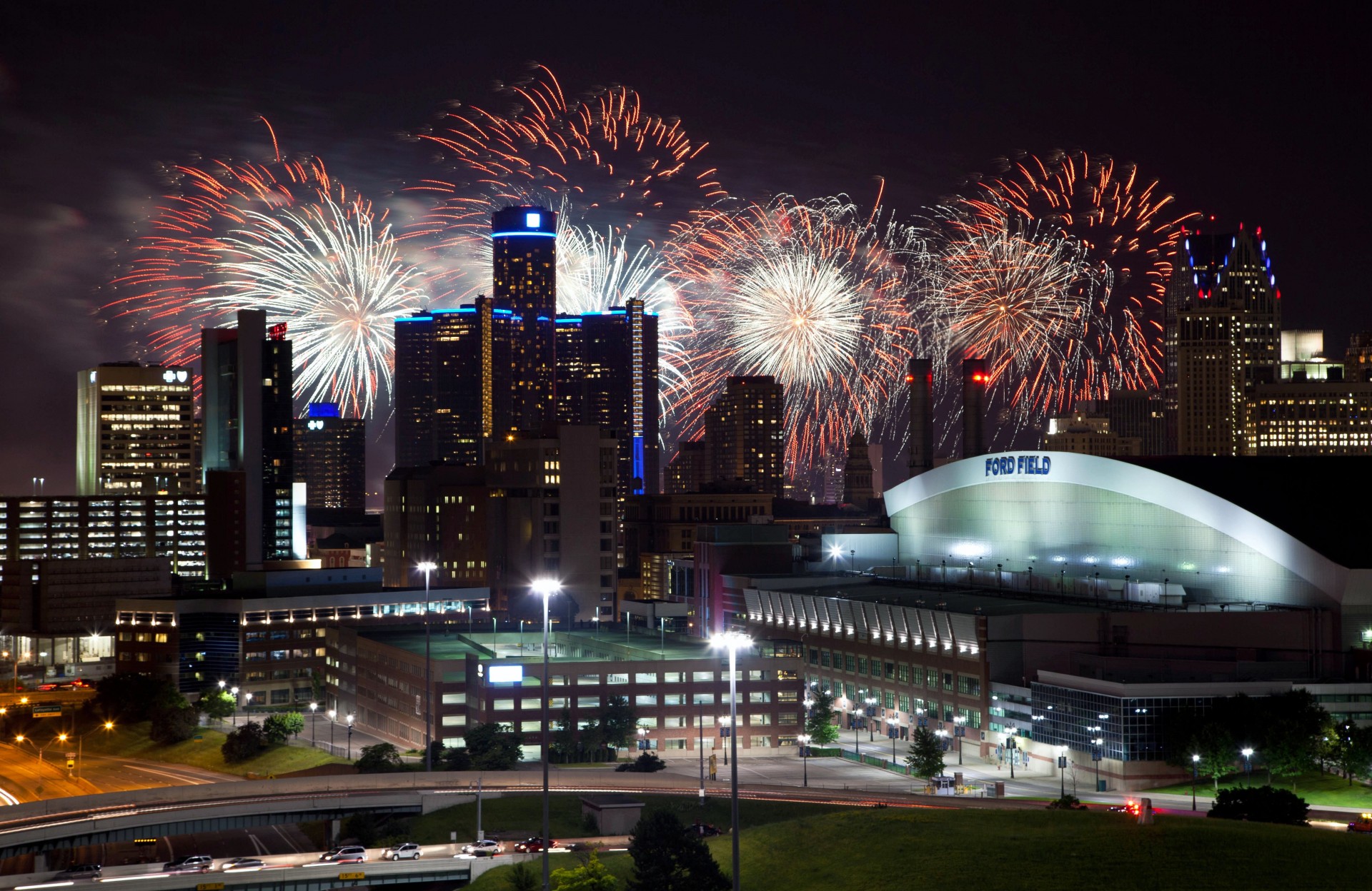 luces fuegos artificiales detroit rascacielos noche