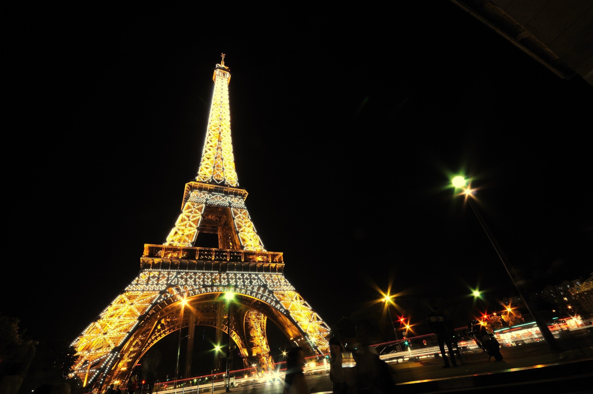 noche torre eiffel parís