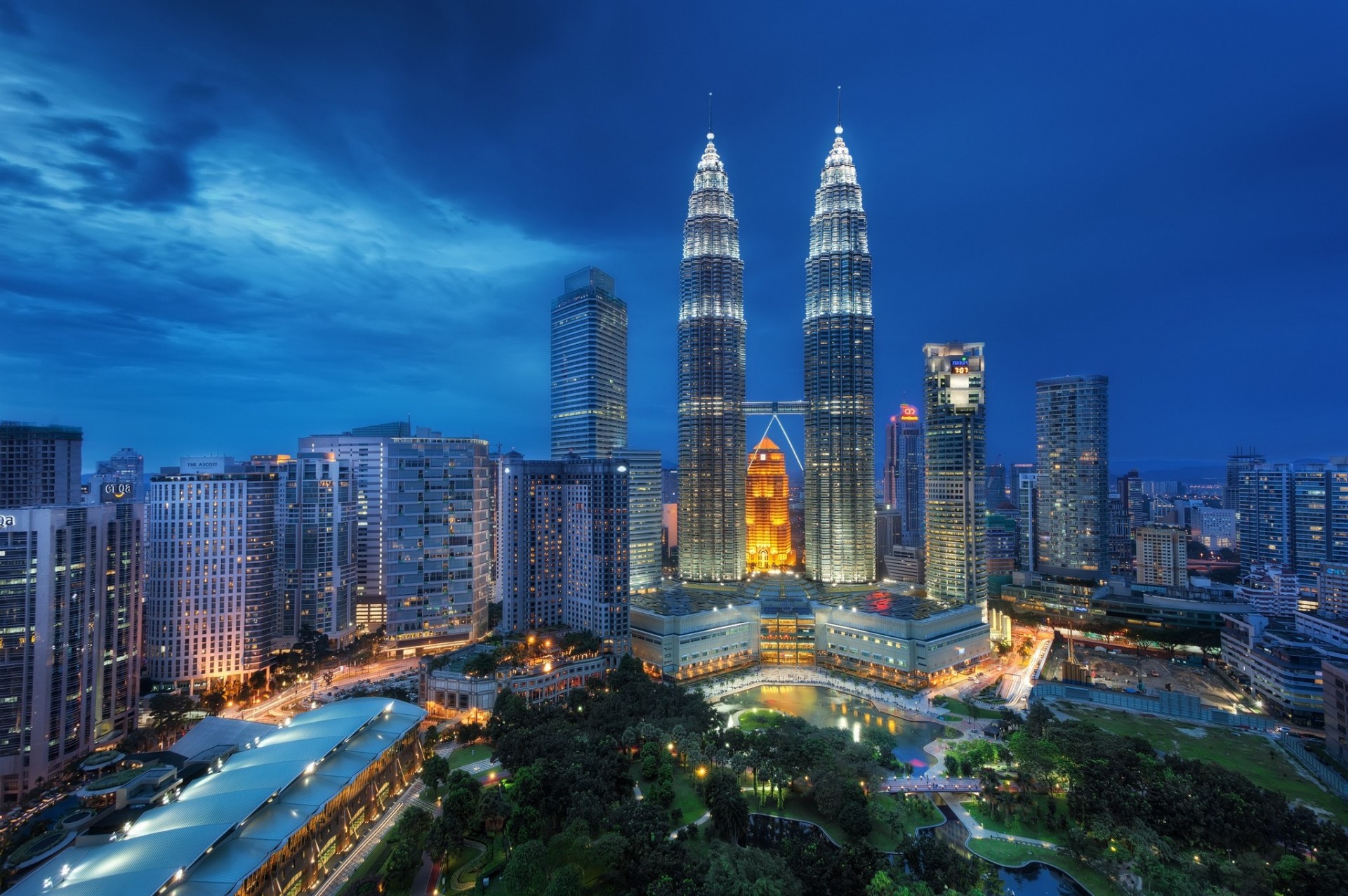 kuala lumpur malaysia night skyscraper