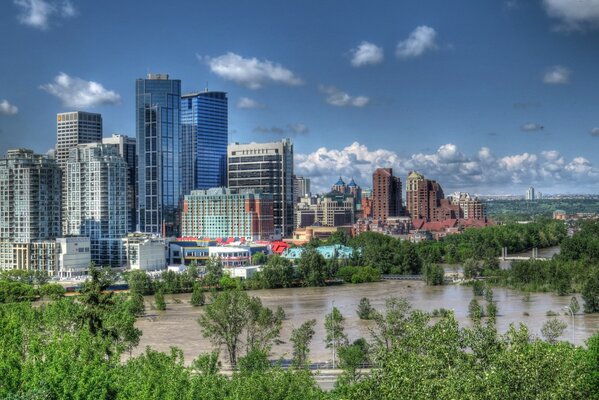 Panorama sur les immeubles de grande hauteur du Canada à travers la rivière