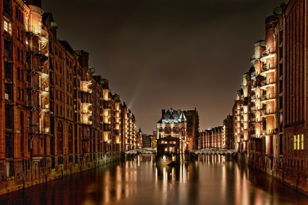 Città sul fiume, bella serata