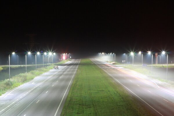 Route de nuit vide dans les lumières