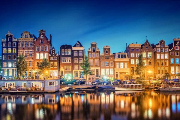 Amsterdam magique et ses rues et maisons colorées