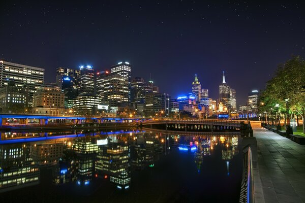 Panorama sur la nuit de Melbourne en été