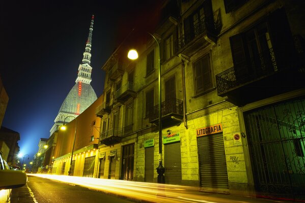 Edifici alla luce delle lanterne della sera