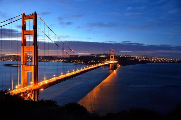 Vista nocturna del Golden Gate y el puente