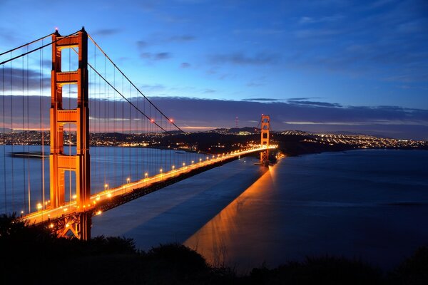 Nocny widok na cieśninę Golden Gate i Most