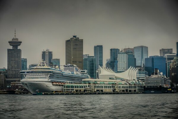 Blick auf den Hafen mit Schiffen in Vancouver