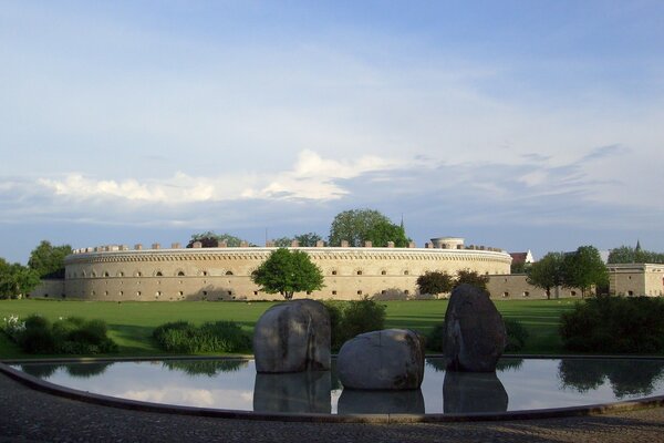 Der Park mit dem Teich bei der deutschen Festung
