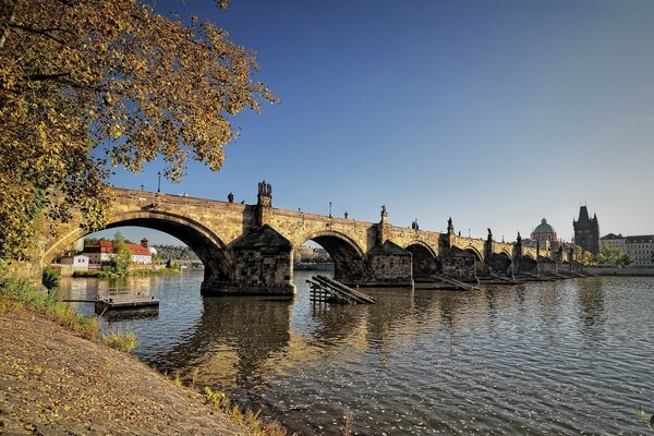 Paisaje del puente de Carlos en Praga en otoño