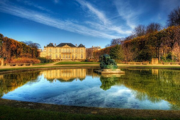 Haus in Paris mit Brunnen und Teich