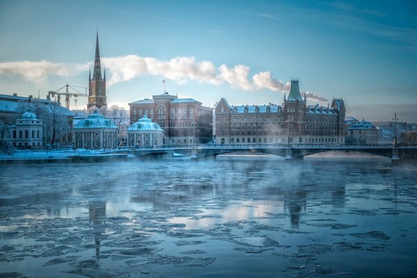 Zimowe jezioro pokryte lodem Szwecja